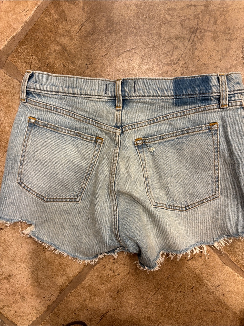 Curvy Love High Rise Mom Denim Shorts - Light Blue . Abercrombie and Fitch - Picture 4 of 5